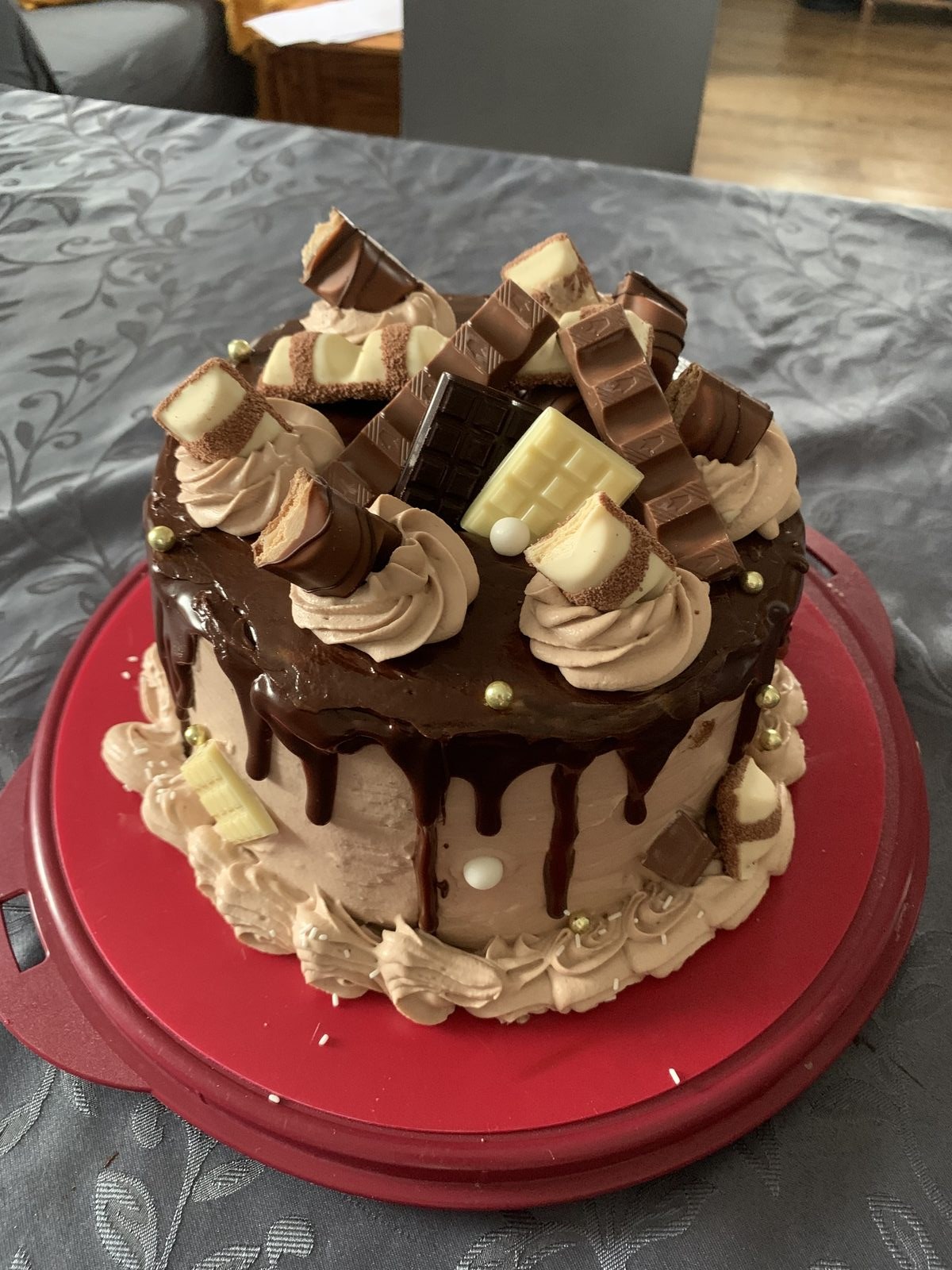 Gâteau chocolat décoré de barres chocolatées et de pépites dorées