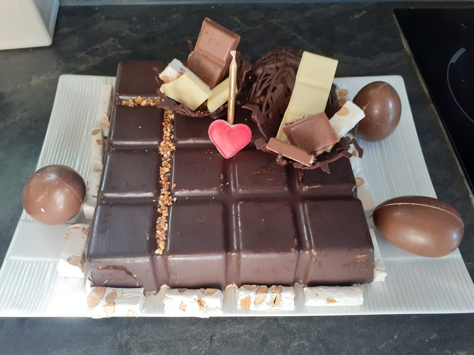 Tablette de chocolat géante décorée pour un anniversaire