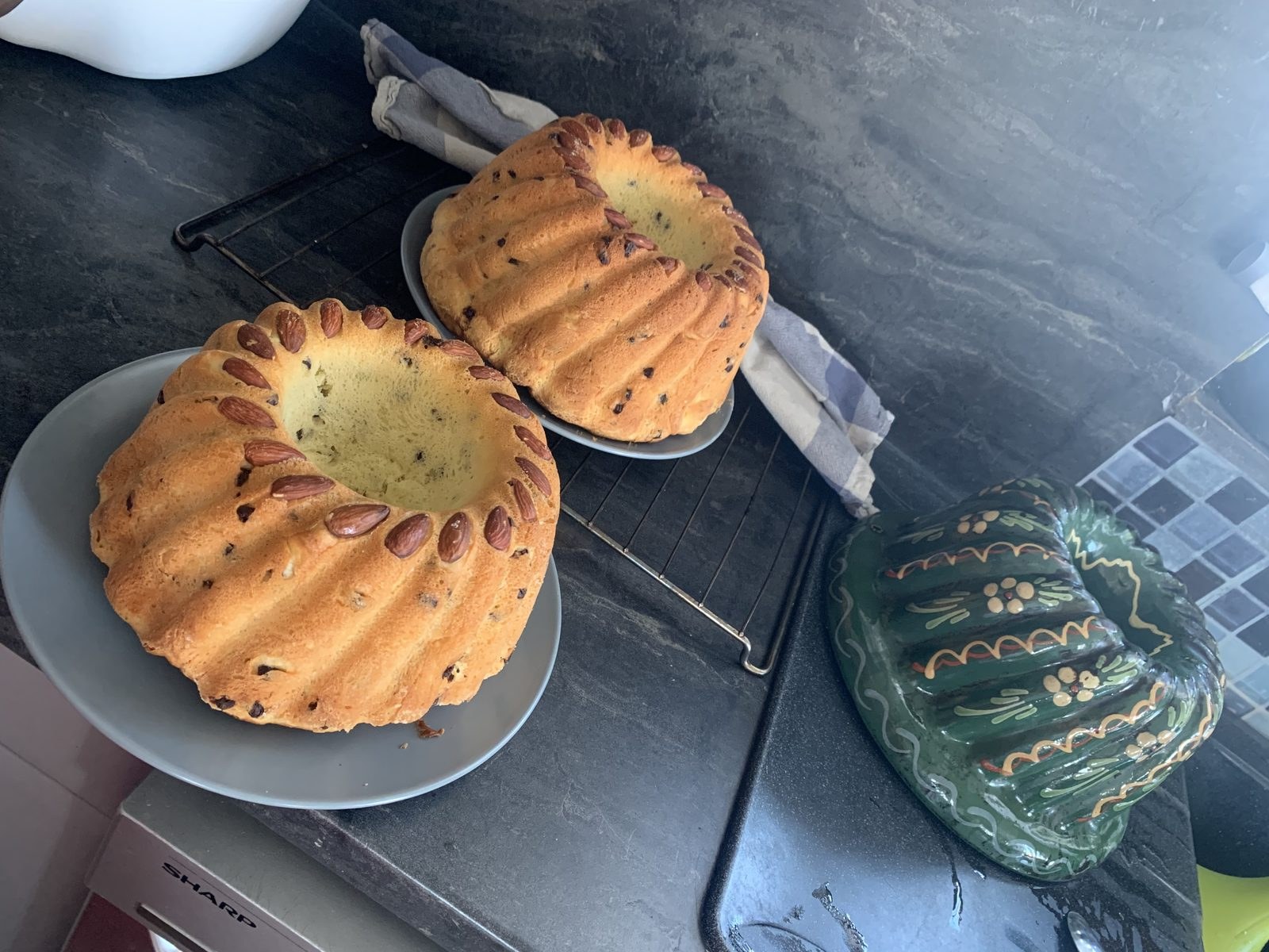 Kougelhopfs aux amandes avec moule traditionnel alsacien en poterie