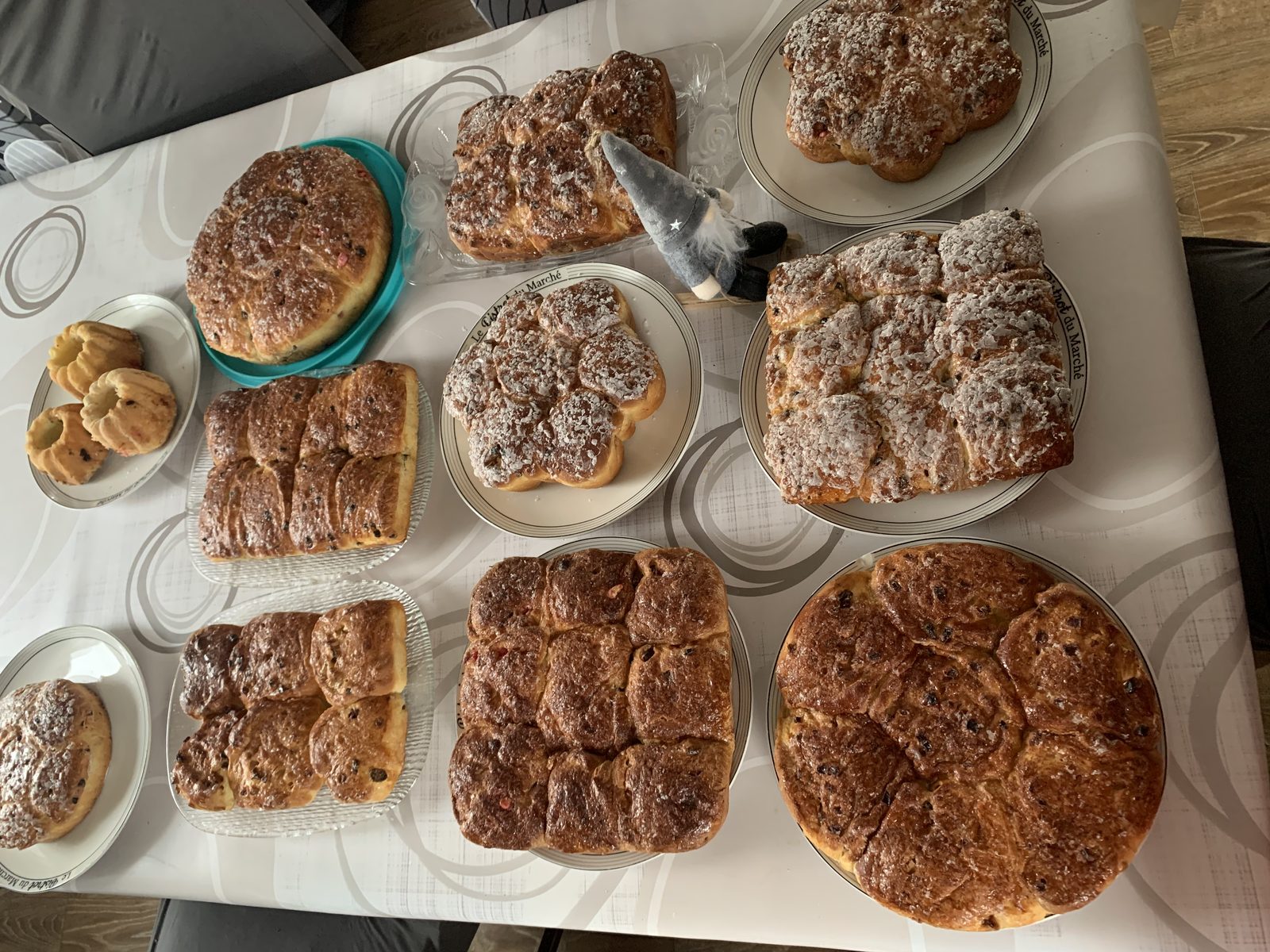 Brioches roulées garnies, présentées sur plusieurs plats